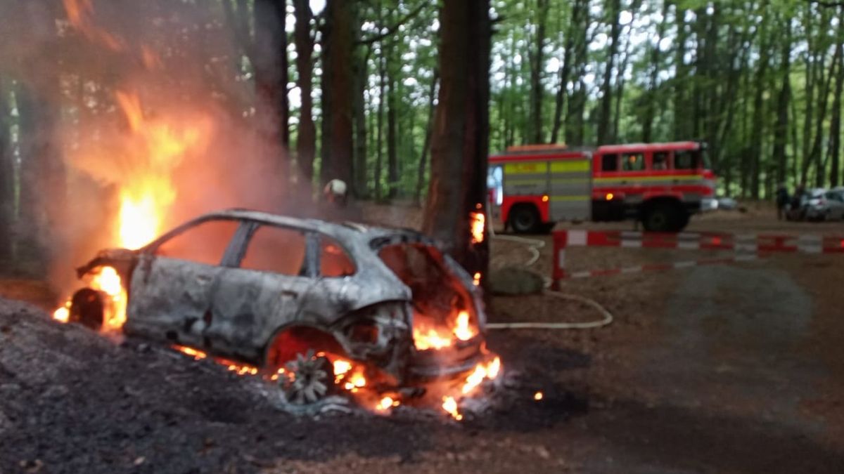Porsche při průjezdu lesem pohltily plameny, řidič byl pod vlivem drog